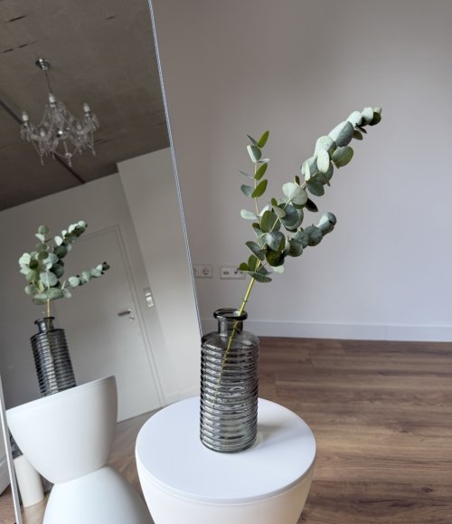 Graue Blumenvase mit dekorativen Glasrillen