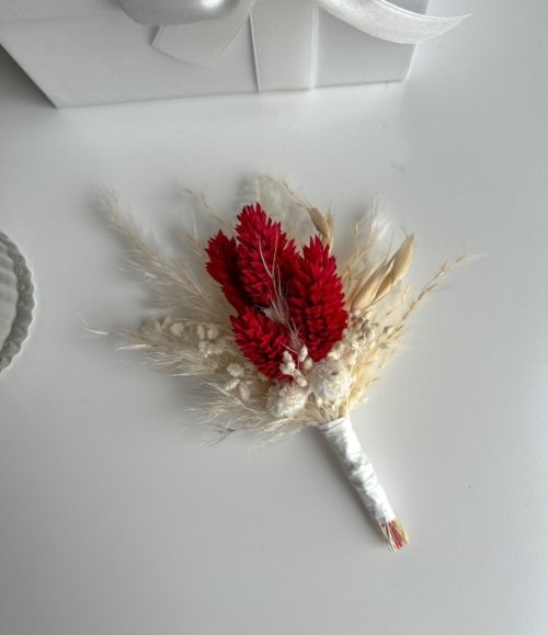 Hochzeitsaccessoire mit Helichrysum und Phalaris
