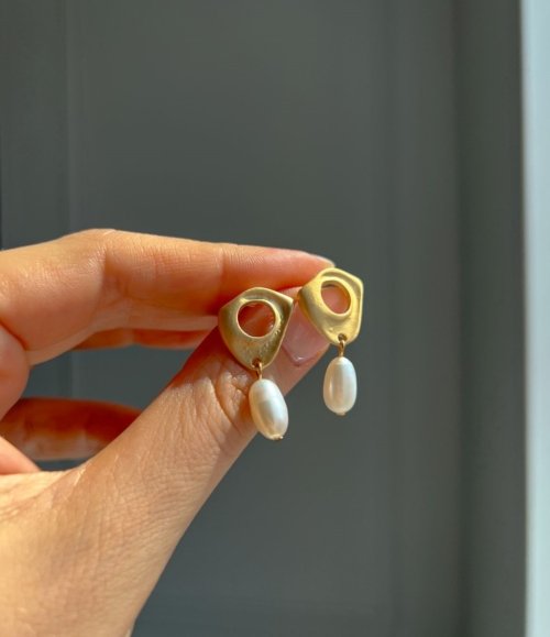 Goldfarbene Ohrringe mit Perlenanhänger