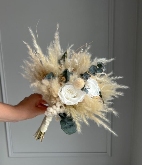 Trockenblumen_Brautstrauß_Rosen_und_Eukalyptus_3