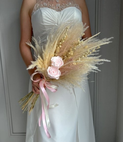 Boho Hochzeitsstrauß aus Trockenblumen in Rosé- und Naturtönen