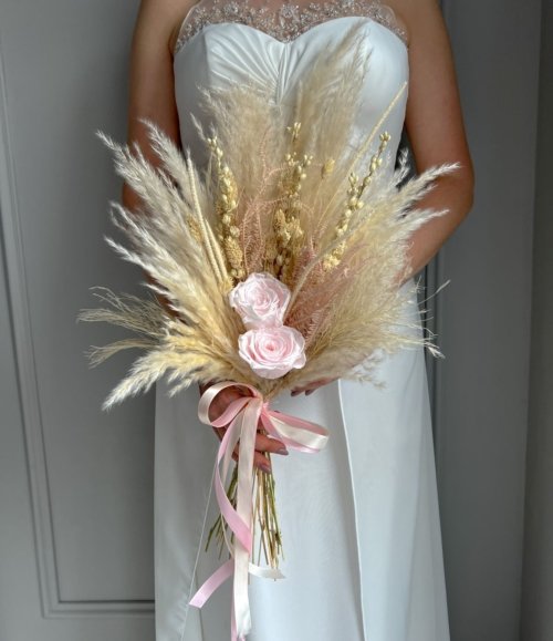 Detailaufnahme von konservierten rosa Rosen im Brautstrauß