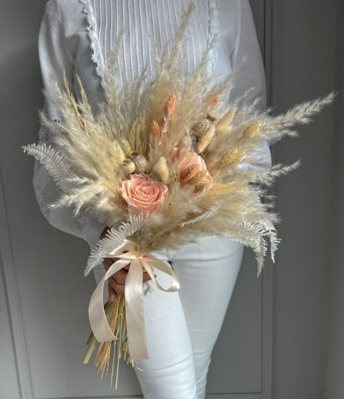 Handgefertigte Blumendekoration in Pfirsich und Beige mit Infinity Rosen