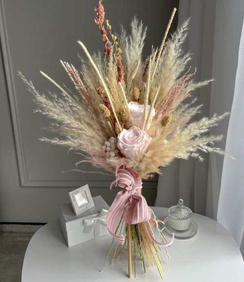Trockenblumenstrauß Rosenhauch der Liebe mit rosa Infinity Rosen und Pampasgras