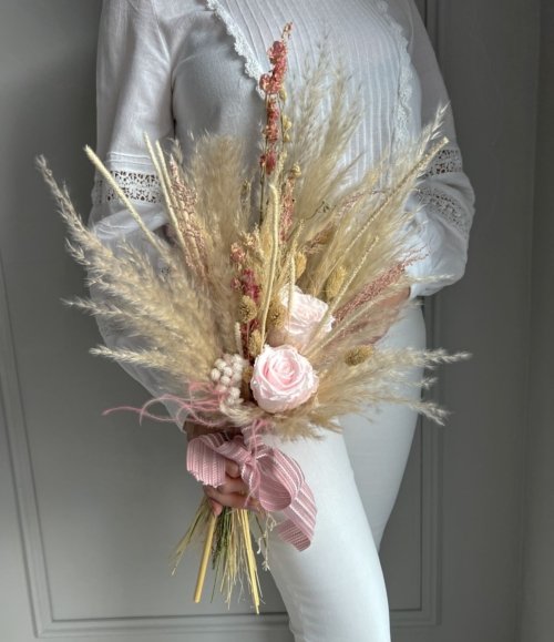Romantischer Blumenstrauß mit konservierten rosa Rosen und Trockenblumen