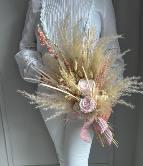 Elegante Blumendekoration in Rosa und Beige mit Infinity Rosen