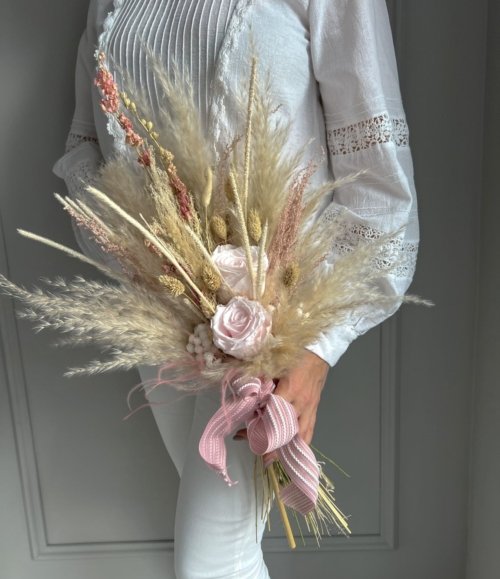 Handgefertigtes Arrangement mit rosa Rosen und Pampasgras