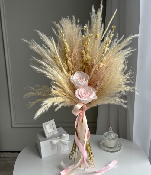 Trockenblumenstrauß Rosenpoesie mit rosa Infinity Rosen und Pampasgras