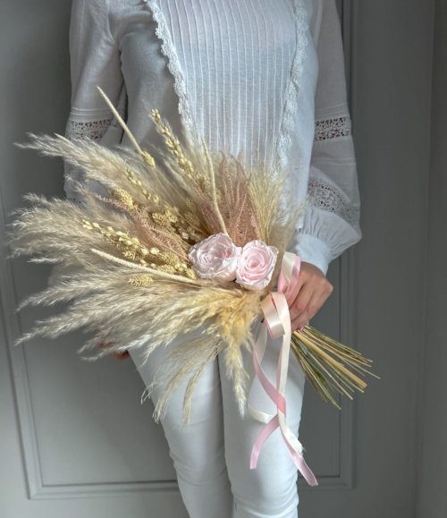 Elegante Blumendekoration in Rosa und Beige mit Infinity Rosen