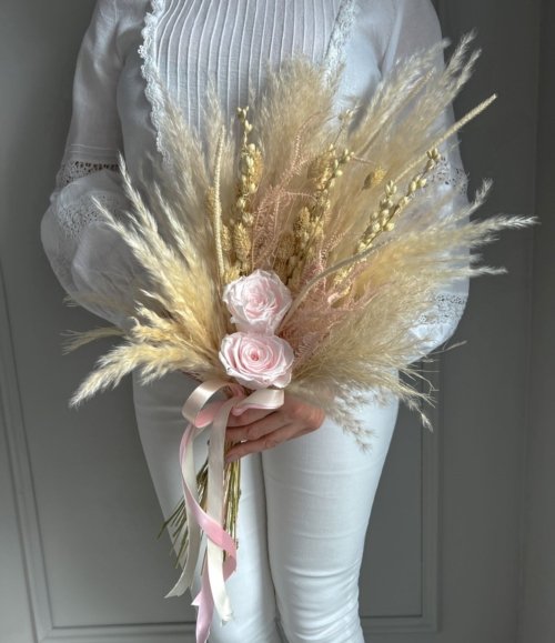 Handgefertigter Blumenstrauß mit rosa Rosen und Pampasgras
