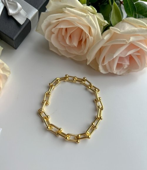 Goldenes Armband mit Kettendesign
