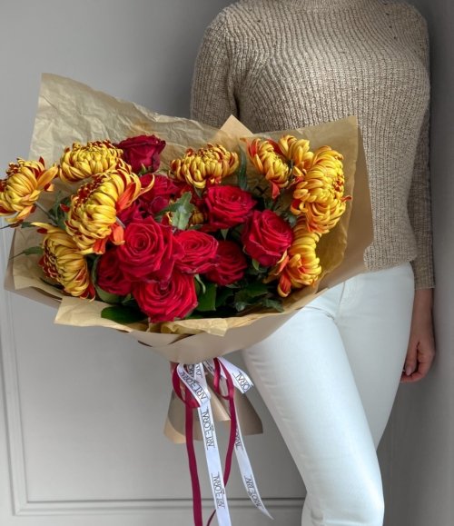 Detailaufnahme von roten Rosen im Blumenarrangement