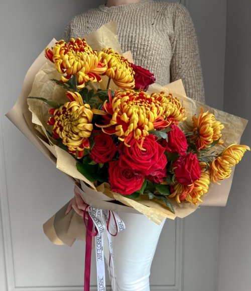 Gelbe Chrysanthemen als voluminöse Blüten im Herbststrauß