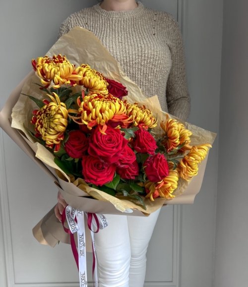 Kontrastreiche Kombination aus roten und gelben Blumen im modernen Strauß