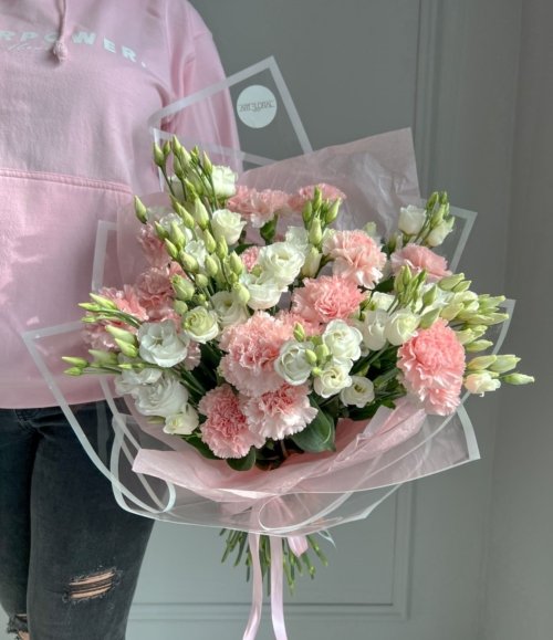 Eleganter Strauß aus Nelken und Lisianthus