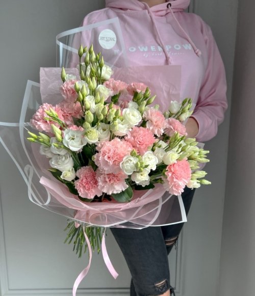 Bouquet mit frischen Nelken und zartem Lisianthus