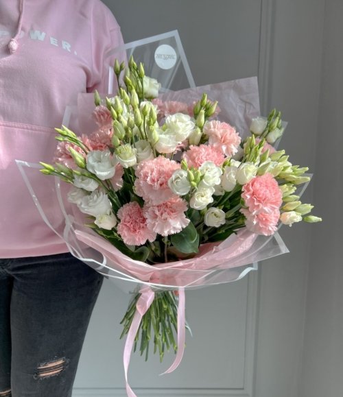 Detailaufnahme von Nelken und Lisianthus im Strauß