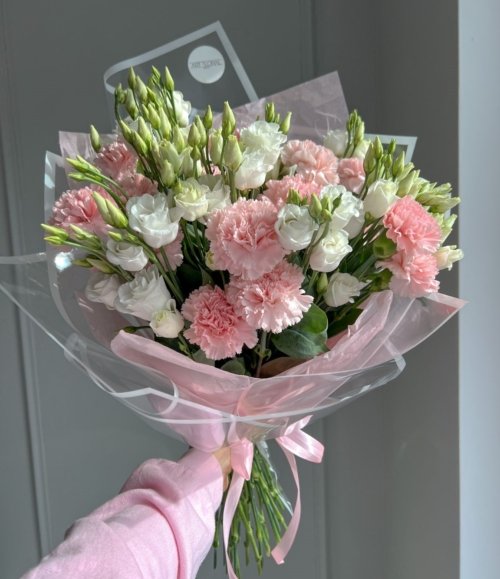 Romantischer Blumenstrauß mit Nelken und Lisianthus