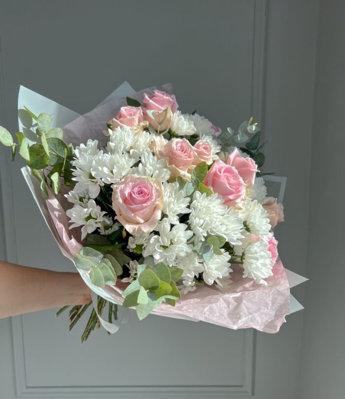 Eleganter Roséstrauß mit aromatischem Eukalyptus