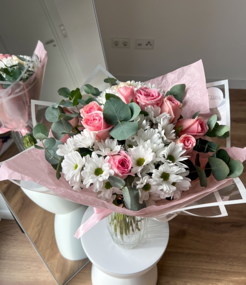 Frischer Rosenstrauß mit Eukalyptus für besondere Anlässe