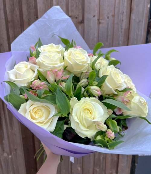 Blumenstrauß „Sommernebel“ mit weißen Rosen