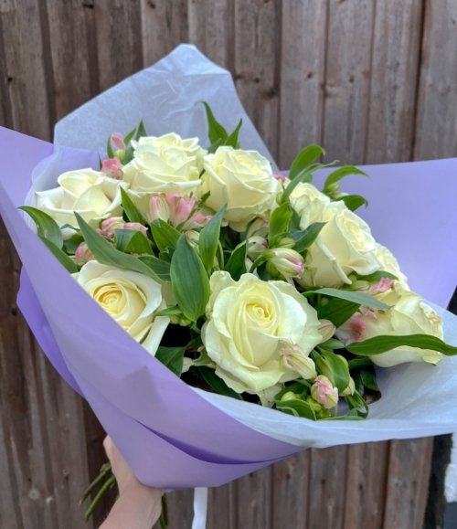 Frischer Blumenstrauß mit rosa Alstroemerien