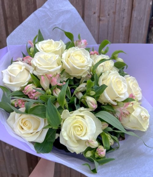 Elegantes Bouquet in Weiß und Rosa