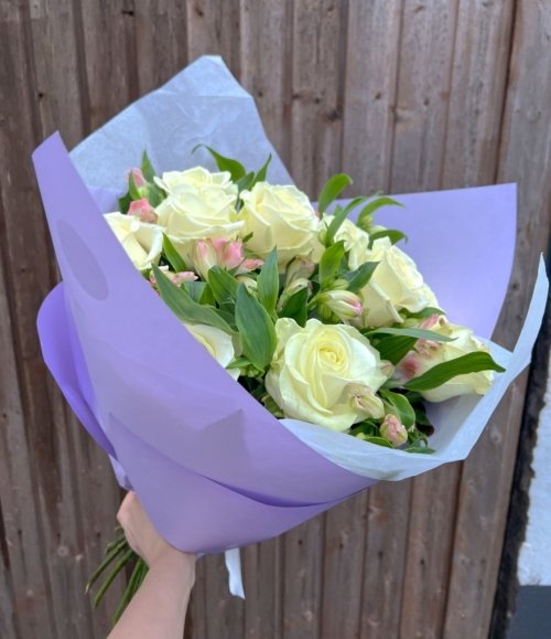 Handgebundener Blumenstrauß als Geschenkidee