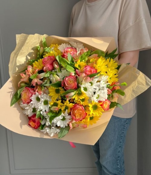 Blumenstrauß mit weißen und gelben Chrysanthemen sowie rosa Rosen