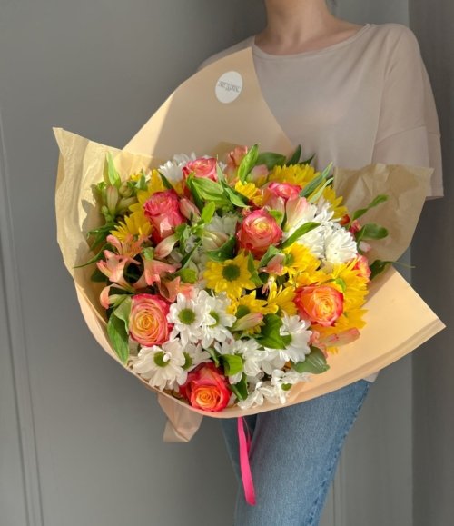 Frisches Blumenarrangement in Gelb, Weiß und Rosa