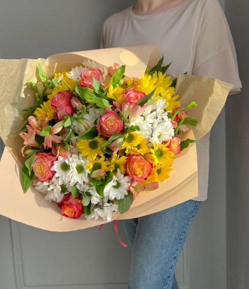 Blumenstrauß mit weißen und gelben Chrysanthemen sowie rosa Rosen