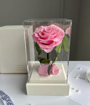 Ewige_rosa_Herz_Rose_im_weißen_Acryltower_1