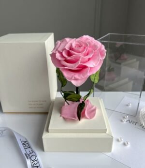 Ewige_rosa_Herz_Rose_im_weißen_Acryltower_4