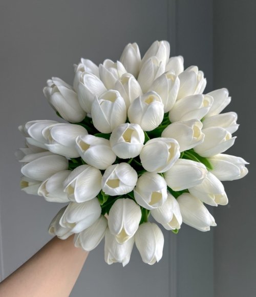 Minimalistischer Hochzeitsstrauß aus Tulpen