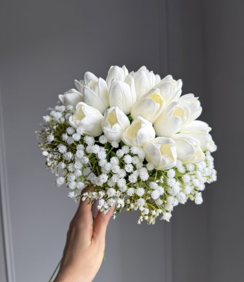 Klassischer Hochzeitsstrauß mit weißen Tulpen