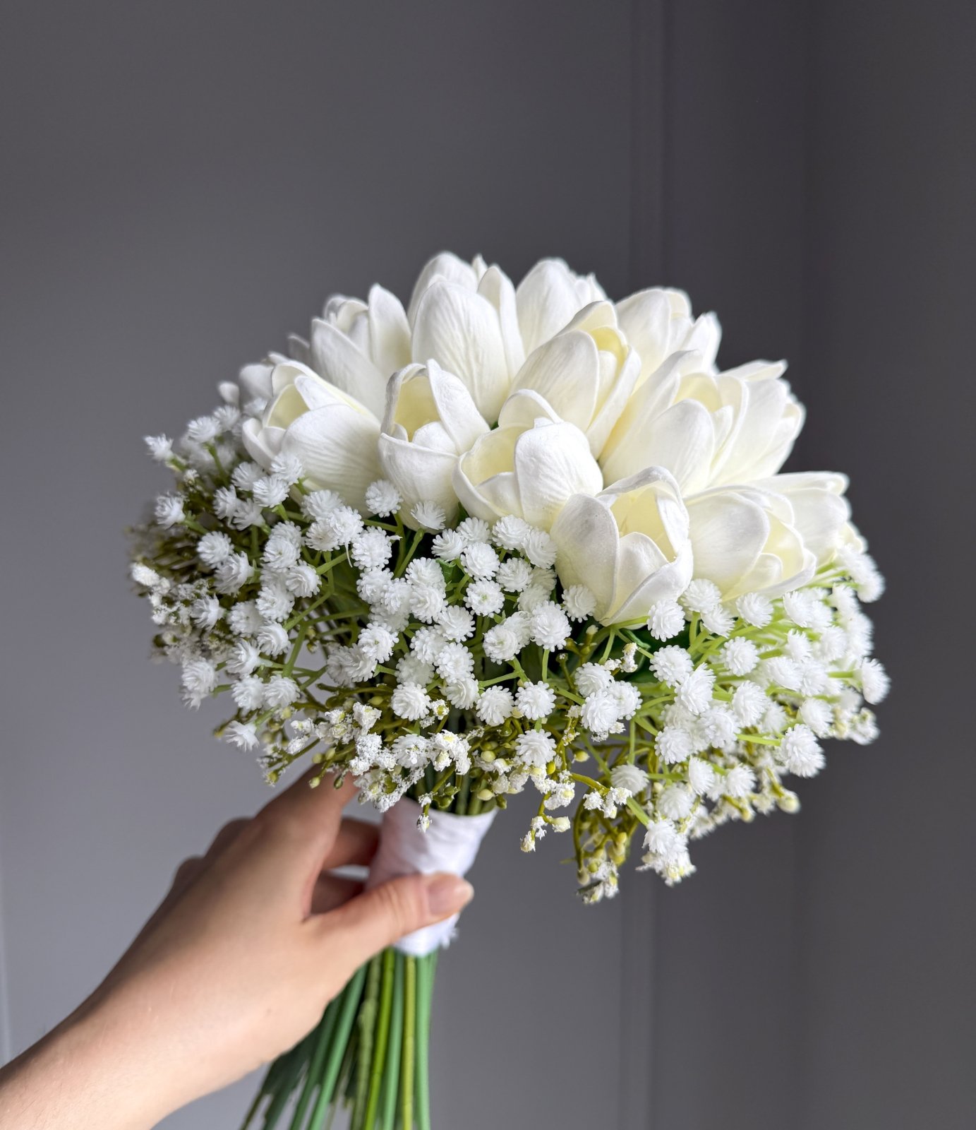 Weißer Tulpen Brautstrauß mit Schleierkraut