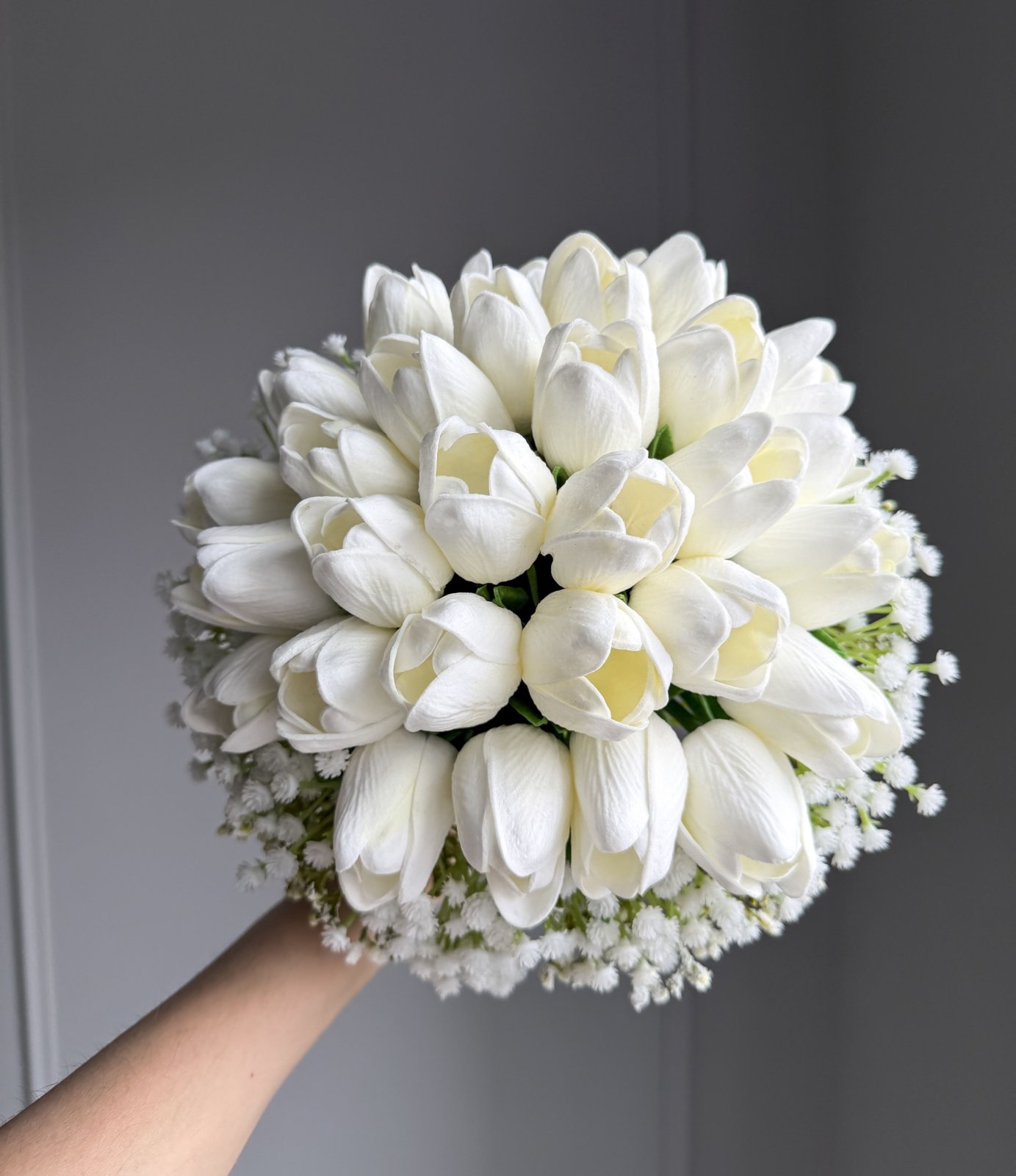 Weißer Tulpen Brautstrauß mit Schleierkraut