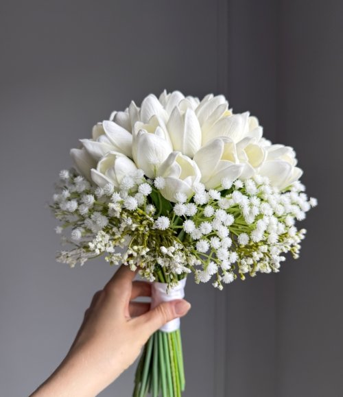 Runder Brautstrauß in Weiß mit Gypsophila