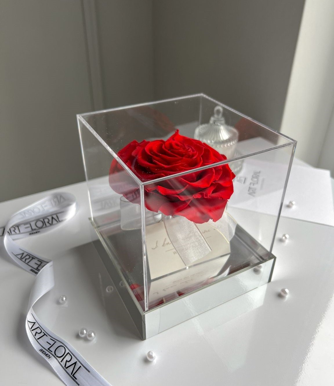 Rote Infinity Herz-Rose im Acrylwürfel