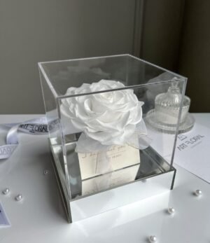 Weiße Infinity Herz-Rose im Acrylwürfel 1