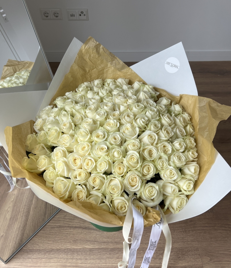 Blumenstrauß aus 100 weißen Rosen – eleganter, luxuriöser Strauß für besondere Anlässe.
