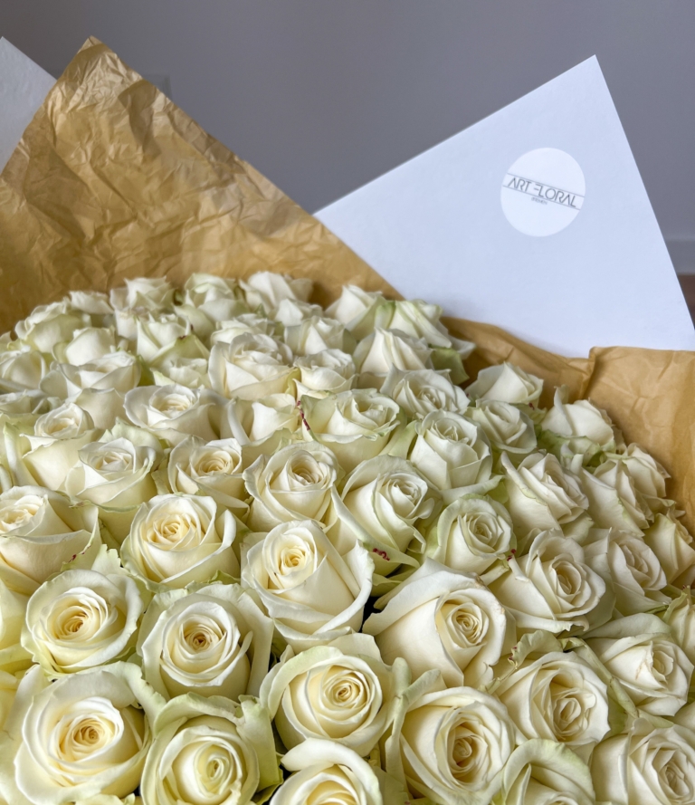 Hochwertiger Strauß mit 100 weißen Rosen, perfekt für Hochzeit, Jubiläum oder Valentinstag.