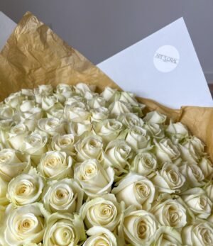 Hochwertiger Strauß mit 100 weißen Rosen, perfekt für Hochzeit, Jubiläum oder Valentinstag.