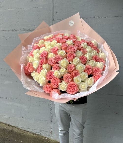Blumenstrauß_100_weiße_und_rosa_Rosen_2