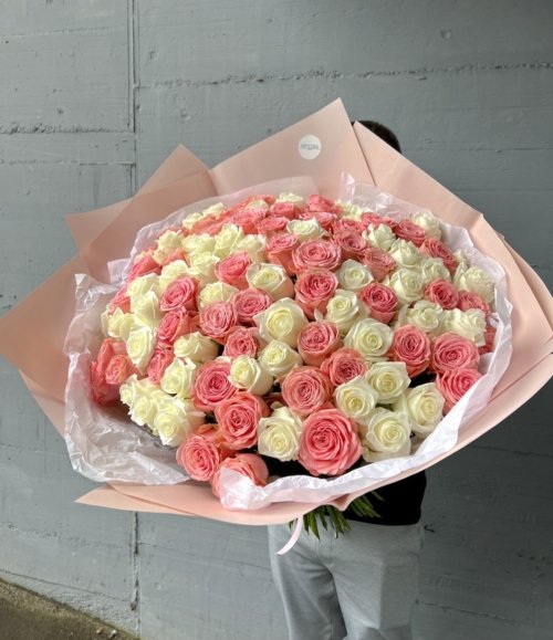 Blumenstrauß_100_weiße_und_rosa_Rosen_3