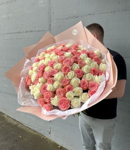 Blumenstrauß_100_weiße_und_rosa_Rosen_4