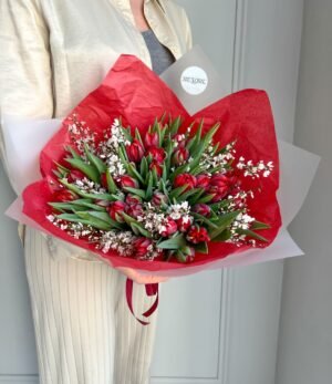 Blumenstrauß_Rote_Tulpen_und_Ginster_2