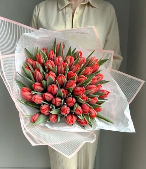 Blumenarrangement in Korallrosa mit frischen Tulpen im Frühlingsstil