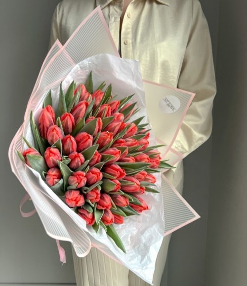 Detailaufnahme von korallrosa Tulpen mit zarten Blütenblättern