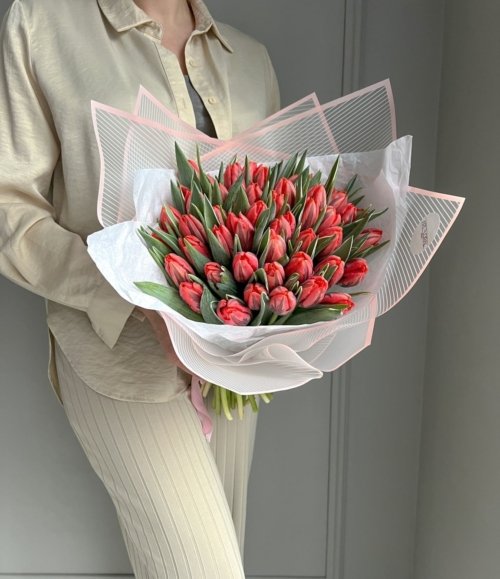 Moderne florale Komposition mit frischen Tulpen als Geschenkidee